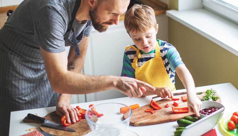 Madlavning for børn - far og søn laver aftensmad sammen